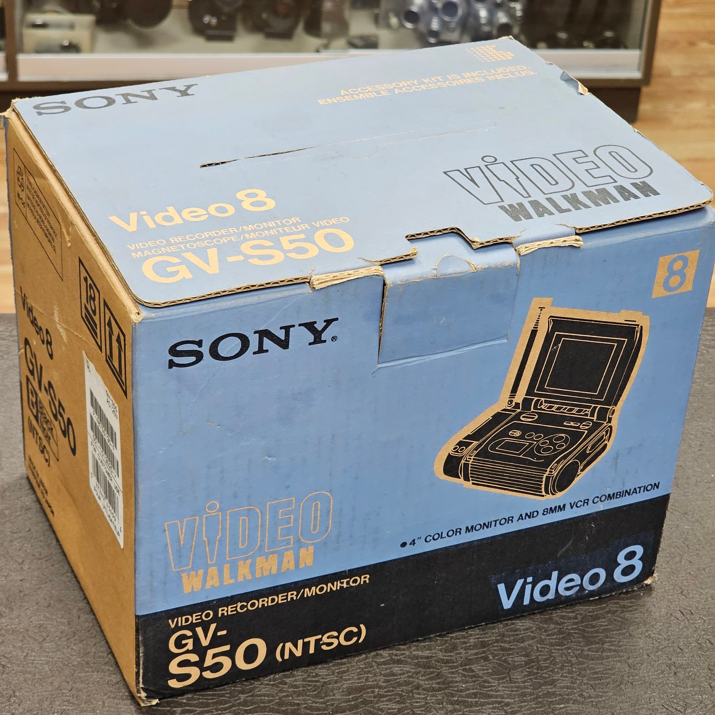 Sony GV-S50 4" Video 8/ Hi8 Recorder Monitor / Clamshell Player ( NTSC ) Video Walkman S# 1013520