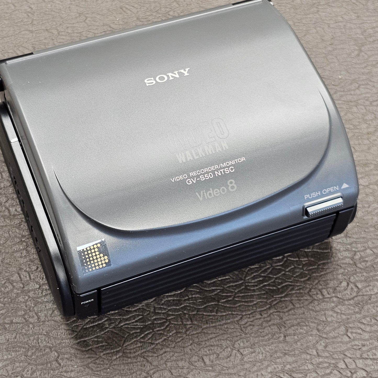 Sony GV-S50 4" Video 8/ Hi8 Recorder Monitor / Clamshell Player ( NTSC ) Video Walkman S# 1013520