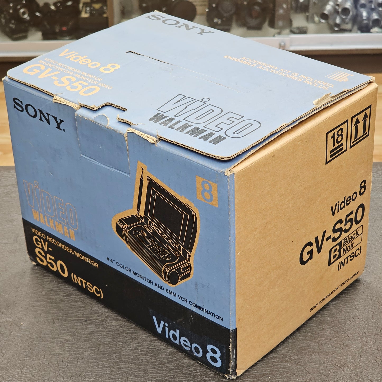 Sony GV-S50 4" Video 8/ Hi8 Recorder Monitor / Clamshell Player ( NTSC ) Video Walkman S# 1013520