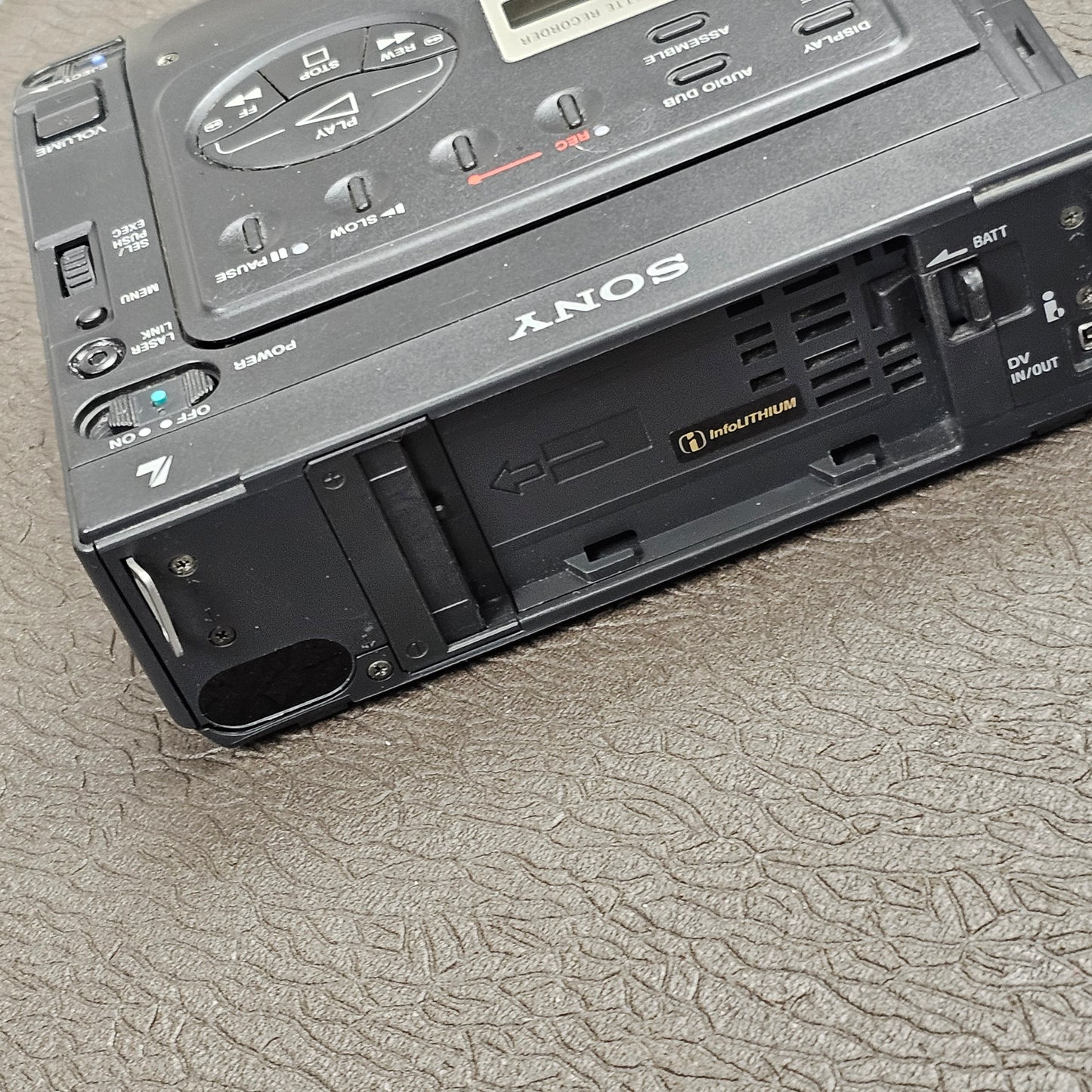 Sony GV-D300 Mini DV Digital Video Cassette Recorder / Player ( NTSC ) S# 17376 with AC-V700 Adaptor/Charger