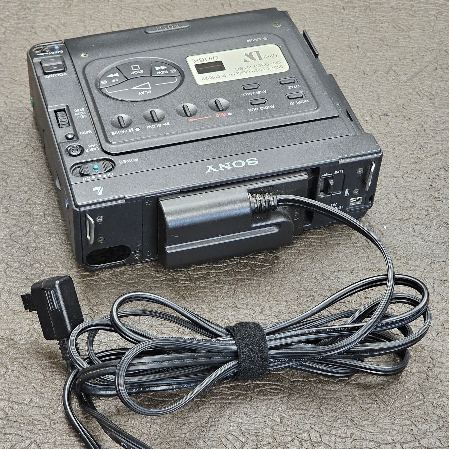 Sony GV-D300 Mini DV Digital Video Cassette Recorder / Player ( NTSC ) S# 17376 with AC-V700 Adaptor/Charger